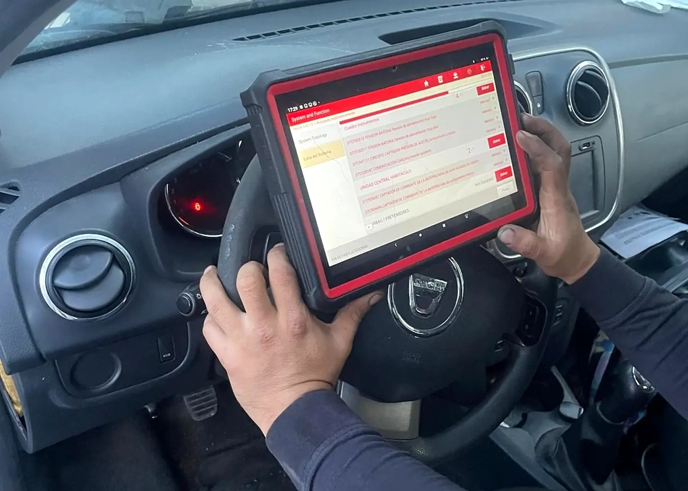 Diagnóstico electrónico realizado en un vehículo