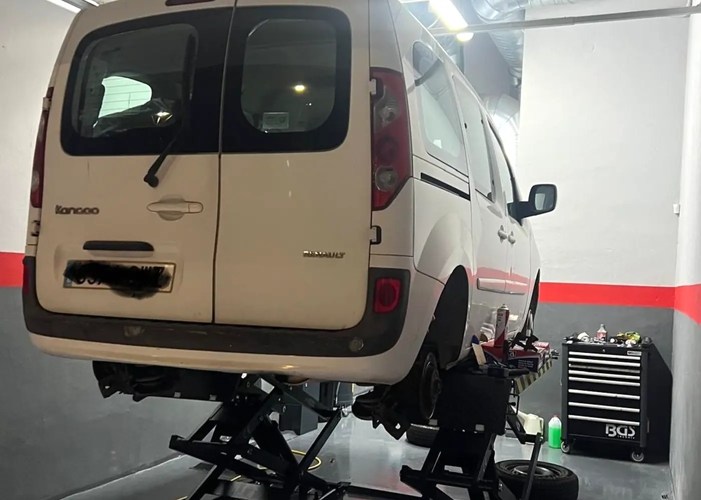 Vehículo elevado para trabajos de mantenimiento